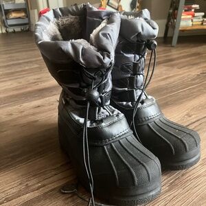 Dream pairs snow boots size 2